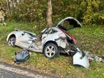 Tragiczny wypadek Kobieta nie miała szans. Auto roztrzaskało się na drzewie
