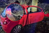 Czarna seria na drogach Huknął oplem w drzewo, pień przepołowił auto. Tragedia w Nowym Dworze Mazowieckim