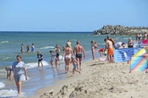 Gdzie nie można się kąpać? Czerwone flagi nad Bałtykiem! Sinice i wysokie fale atakują polskie plaże