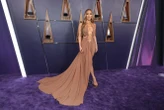 Zobacz zdjęcia 55-letnia Lopez błysnęła ekstremalnie głębokim dekoltem na American Music Awards. Kt…