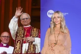 Donald Trump w tle Dopiero wybrali nowego papieża, a Agnieszka Woźniak-Starak już ma ubaw! To chyba mia…
