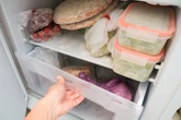 Domowe sposoby Masz dość nieprzyjemnego zapachu z zamrażarki? Ten tani kuchenny trik rozwiązuje problem