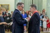 odznaczenia dla wybitnie zasłużonych Piotr Duda odznaczony przez Andrzeja Dudę. Na uroczystości Karol Nawrocki "przejmuje…