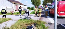 Wstrząsające! Groźny wypadek koło Ciechanowa. Rowerzysta zderzył się z motocyklem