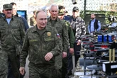 mamy zdjęcia Putin w mundurze dumny jak paw. Osobiście ogląda manewry Zapad-25