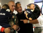 Piękne słowa po powrocie Tak Artur Szpilka powitał mistrza świata. Szalona radość i śpiewy na lotnisku, Micha…