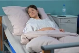 Pierwsza miłość Pierwsza miłość, odcinek 4063: Lilka w szpitalu! Nagła choroba zmusi Janka do opieki nad ich córką - ZDĘCIA