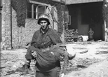 Z opaską na ramieniu Najmłodsi żołnierze Powstania Warszawskiego
