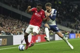 Premier League Dramat piłkarza Nottingham i przykry finał zderzenia ze słupkiem. To było konieczne