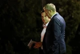 ważne rozmowy Już było ciemno, gdy politycy wyszli ze spotkania ws. rekonstrukcji. Mina Tuska mówi…