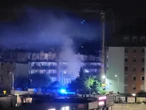 NOCNY ALARM - ZDJĘCIA Kłęby dymu nad blokiem, który spłonął w Ząbkach. Co się stało?