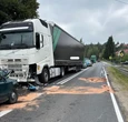 zdjęcia Skoda zmiażdżona po zderzeniu z ciężarówką. Wypadek we Frysztaku
