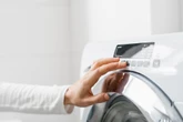 Rachunki za energię Większość Polek nigdy nie używa tego przycisku w pralce, a może on obniżyć rachunki za prąd nawet o 60 proc. Sposób na oszczędne pranie w pralce