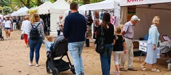 Długi weekend w Szczecinie Niecodzienne zakupy i liczne atrakcje. Letni jarmark na Jasnych Błoniach przyciągnął…
