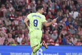 ON NAPRAWDĘ JEST WIELKI! Stało się, historia dzieje się na naszych oczach. Lewandowski wreszcie walnął „setkę…