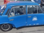 Dramat na parkingu Zostawił córeczkę w starym aucie. 2-latka przeżyła, bo ludzie zwrócili uwagę na klas…