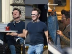 Zdjęcia paparazzi tylko u nas! Sygnet, apaszka i trampki. Tak odmładza się modny 60-latek Paweł Wilczak!