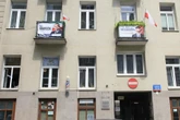Niecodzienny widok Warszawa: Mieszkają drzwi w drzwi, popierają rożnych kandydatów. Jedni za Trzaskowsk…