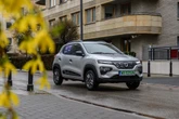 Prosta, powolna i elektryczna. Dacia Spring ma przewieźć z punktu A do B i nic wię...