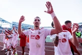 Walka z czasem Dramat w byłym klubie Lukasa Podolskiego! Gwiazdor został pobity tuż przed meczem o …