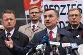 Padły mocne słowa o Tusku Konferencja PiS. Woś i Ziobro wychodzą do ofensywy. W tle ostre hasła o więzieniu Tuska