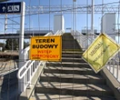 ZNOWU NIE DOTRZYMALI TERMINU Takiego absurdu dawno nie było! Pół roku czekają na otwarcie kładki nad torami