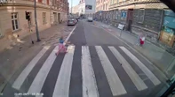 Chwile grozy! 5-latka wbiega pod autobus. Szokujące nagranie. Tylko refleks kierowcy zapobiegł tragedii
