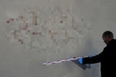 Kto to zrobił?! Swastyki namalowane ludzką krwią na autach i budynkach! Przerażające zdarzenie bada policja