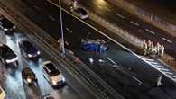CO SIĘ STAŁO? Auto rosyjskiej ambasady dachowało w Warszawie! Odłamki uszkodziły inne pojazdy