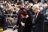 Tłum skandował: "Ozzy, Ozzy" Rozdzierający serce pogrzeb Ozzy'go Osborne. Ukochana żona zalała się łzami, podtrzymywały ją dzieci