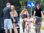 Gorące ujęcia Skradł całusa i... dotknął pupy! Rogacewicz i Kaczorowska nie hamują się już nawet przy dzieciach