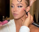 Strefa beauty Met Gala 2025: Sadie Sink i Sydney Sweeney. Makijaż z niebieskiego dywanu od Armani …