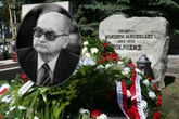 Protestujący zablokowali ceremonię 11 lat od śmierci Jaruzelskiego. Na jego pogrzebie krzyczeli: 'Precz z komuną!' [GAL…