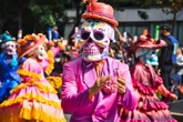 Zwyczaje na świecie "Coco" pokazało prawdę. W Meksyku Dzień Zmarłych to radosne święto wspomnień. Oto jak obchodzi się Día de los Muertos