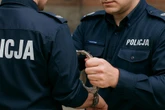 Szok na Podkarpaciu 37-letni policjant podejrzany o serię kradzieży w myjniach! Przed zatrzymaniem broni…