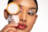 Strefa beauty Makijaż na lato 2025. Soczyste kolory i metaliczny błysk