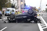 CO SIĘ STAŁO?! Dachowanie w Warszawie! Wcześniej doszło tu do masakry. Reakcja świadków na medal