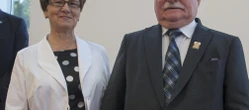 Wałęsa pluska się w basenie z wydekoltowaną kobietą. Niepokojąca wiadomość dla jeg...