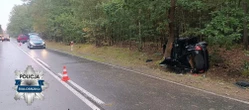Dramat na drodze Koszmarny wypadek. Auto dachowało i wbiło się w drzewo. W środku 4 osoby