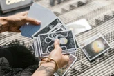 Astrologia i horoskopy Te 3 znaki zodiaku powinny otwierać portfele. Wrześniowy horoskop przyniesie im konkretne pieniądze