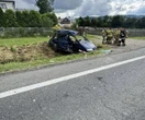 Sprawę bada policja Nie zdążył skręcić. Jego auto zostało wepchnięte pod ciężarówkę! 8-latek w ciężkim s…