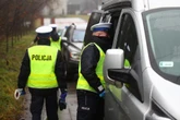 SZOK! Świerkocin: Dramatyczne zatrzymanie pijanego kierowcy. Pasażer z siekierą zranił dzi…