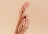 Piękne paznokcie Jak dobrać kolor lakieru do paznokci do naszej karnacji? Dzięki temu dłonie będą wyglądać młodo i delikatnie. Modny manicure