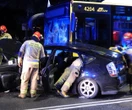 Wypadek! Wjechał pod autobus, trafił do szpitala i dostał mandat