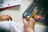 Najnowszy sondaż Polacy wyrazili swoją opinię o powrocie prac domowych dla dzieci. Powinny wrócić?