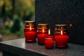 Wszystkich Świętych Czerwone znicze na grobach. Znaczenie, o którym mało kto wie