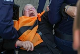 Starcia podczas manifestacji w stolicy Babcia Kasia wyniesiona przez funkcjonariuszy policji. Co się stało?