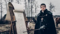 Zachwyca widzów Michał Sikorski poprowadzi koncert w Opolu 2025. Kim jest? To słynny ksiądz Jakub z …