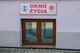 Zakonnica wezwała policję Dziewczynka w oknie życia! Alarm tuż przed świtem