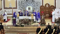 "To się nie wydarzyło, że niemożliwe, że było" Poruszające kazanie księdza na pogrzebie żony Ryszarda Rynkowskiego. To on udzielał im ślubu, teraz mówił do ojca i syna